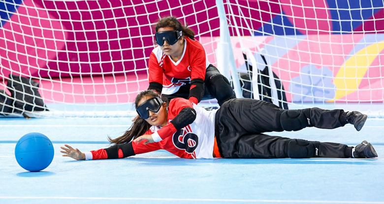 Para atleta de goalball se lanza para bloquear el balón