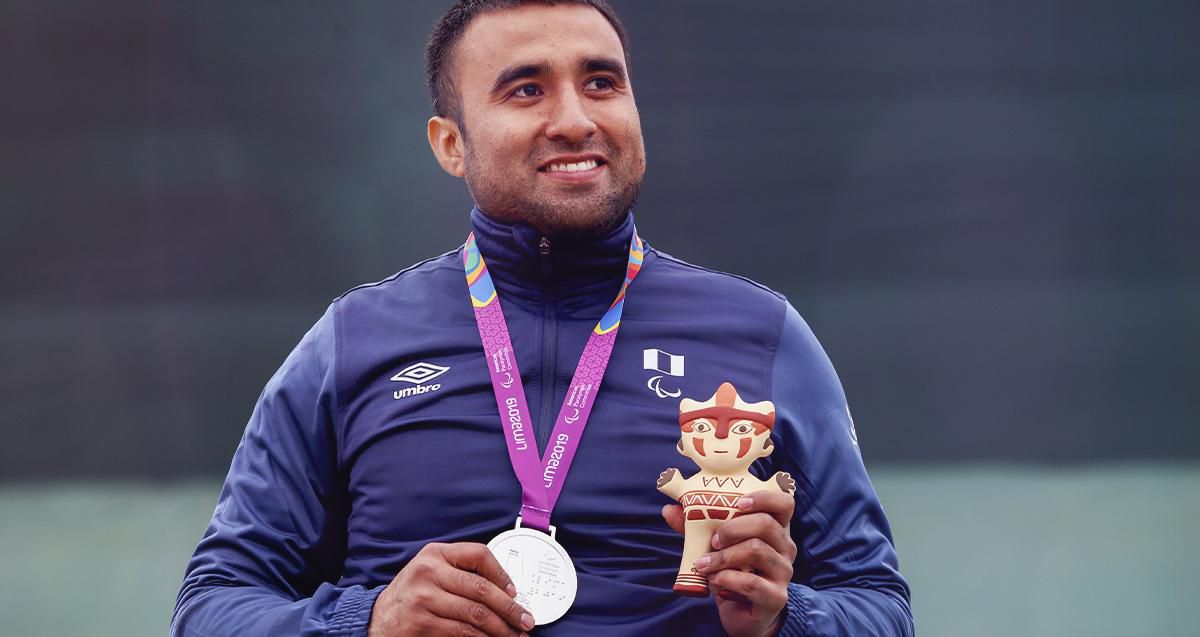 Para atleta peruano sonríe mientras muestra su medalla