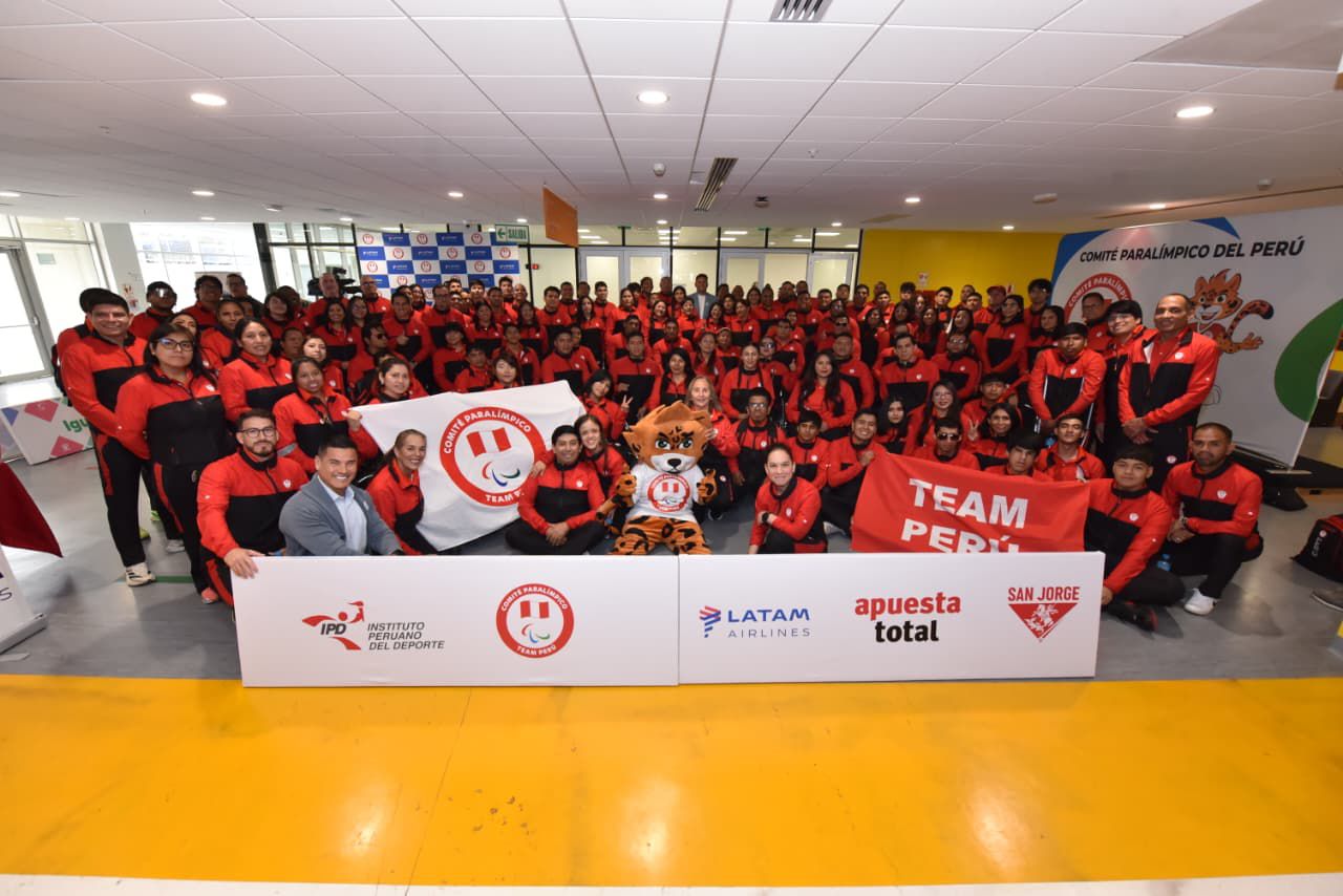 Delegación del Team Perú reunida antes de viajar a una competencia
