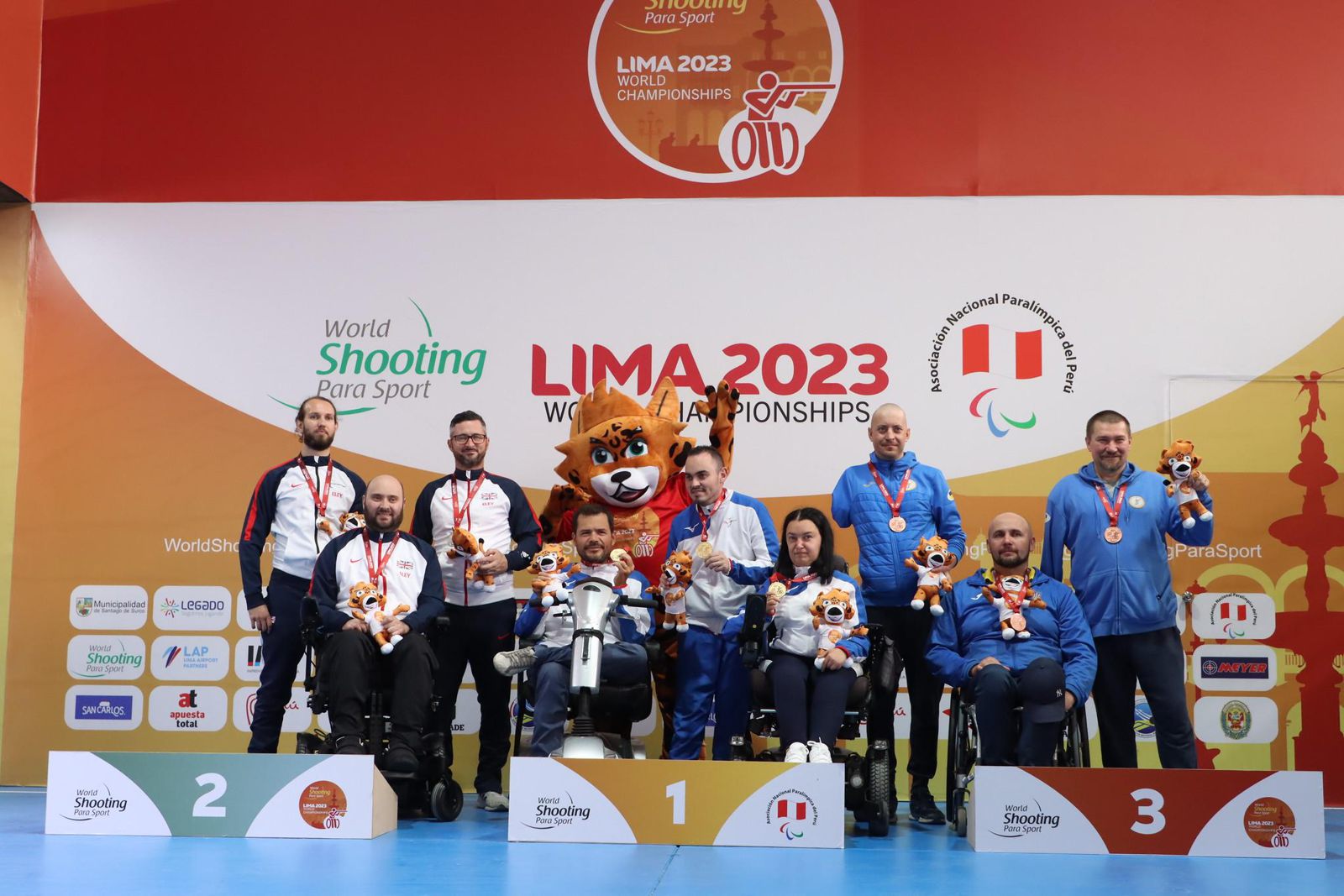 Para atletas peruanos en el podio con sus medallas